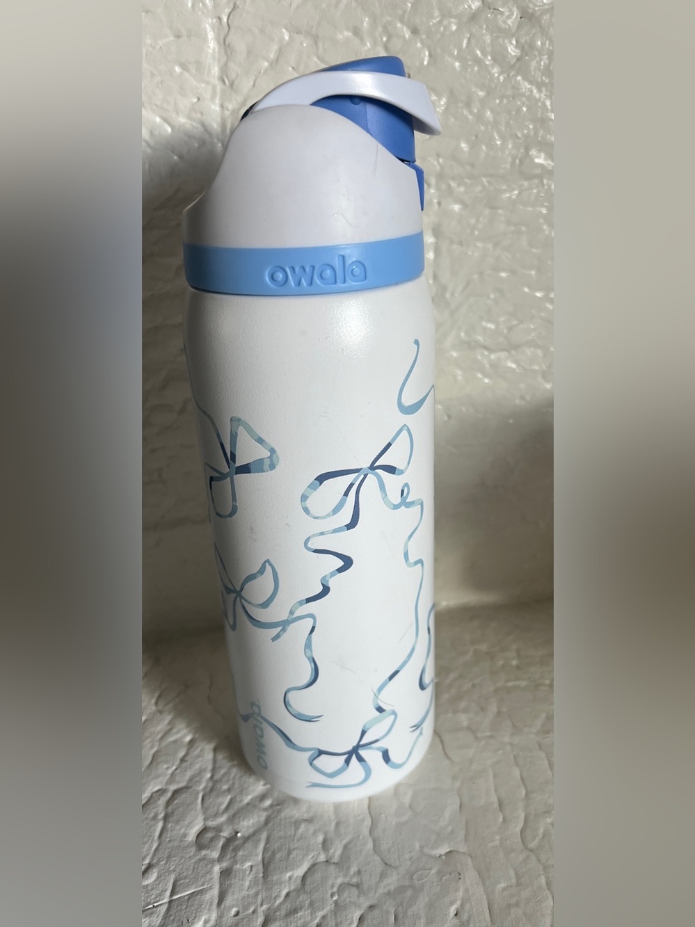 Owala FreeSip 32oz UO Exclusive Tied and True Blue Bows Water Bottle